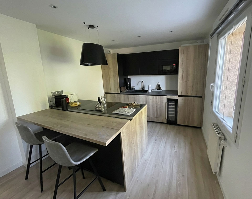 Cuisine avec îlot sur mesure — bois et noir mat