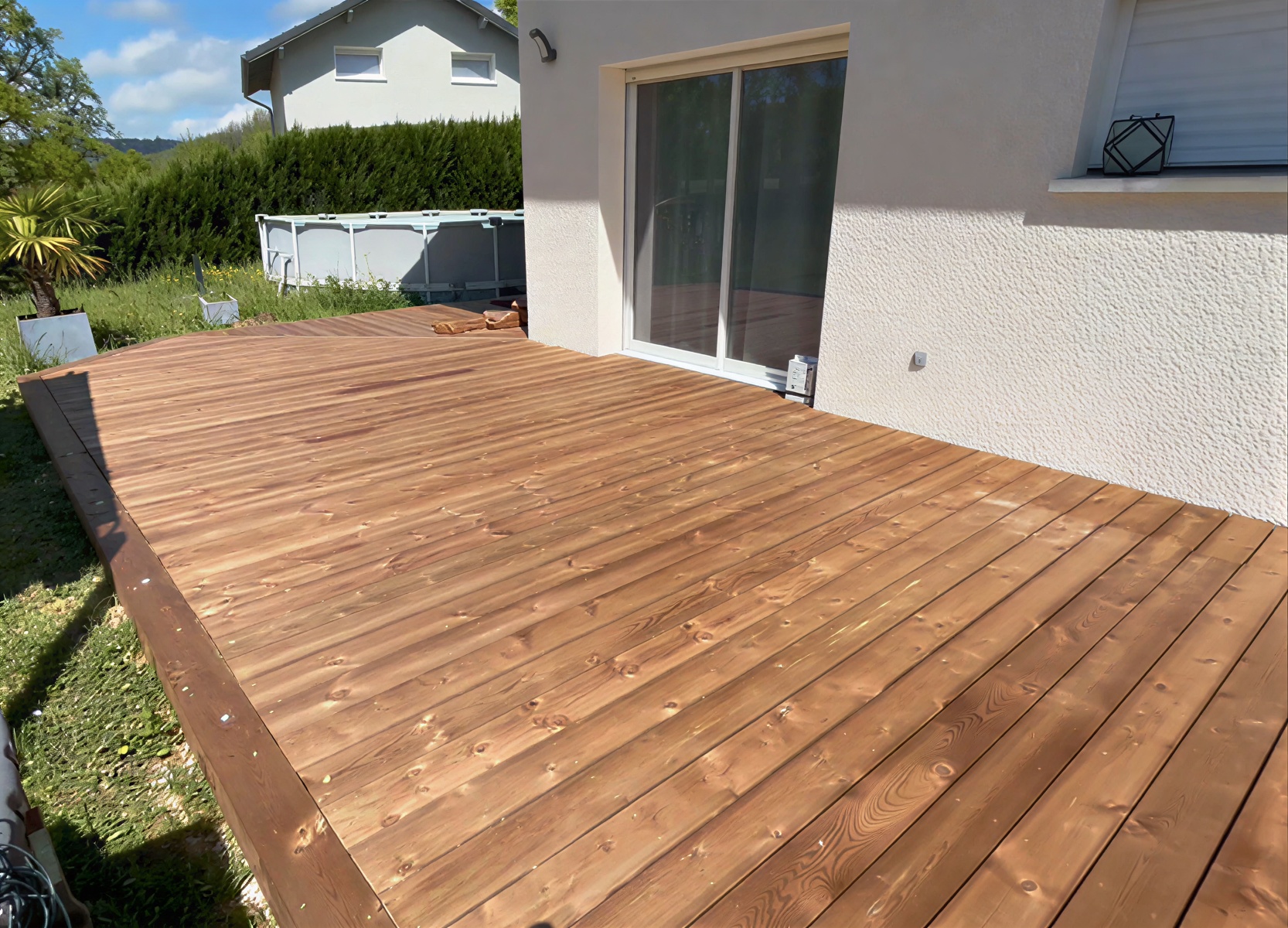 Terrasse en bois naturel traité — grande surface